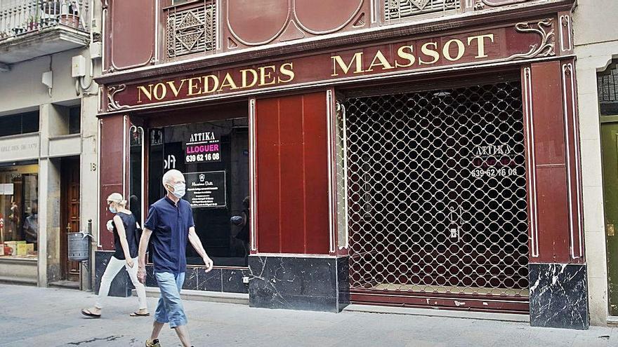 L&#039;emblemàtica façana que fins fa poc acollia un Massimo Dutti. Els locals tancats s&#039;acumulen sota les voltes. Establiment per llogar al carrer Ballesteries.