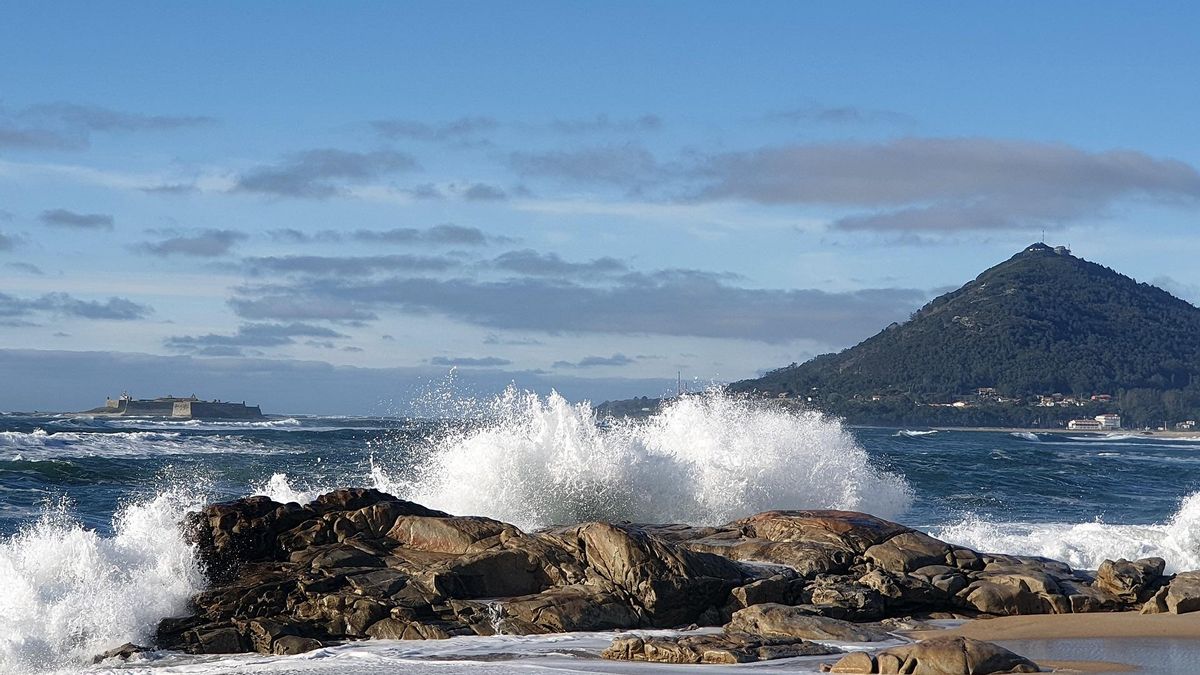 Vista de la desembocadura del Miño desde Caminha, con el islote de Insua y Santa Trega al fondo