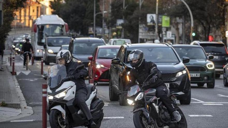 Trànsit no permitirá que las motos circulen por el arcén en Catalunya pese al nuevo reglamento estatal de tráfico