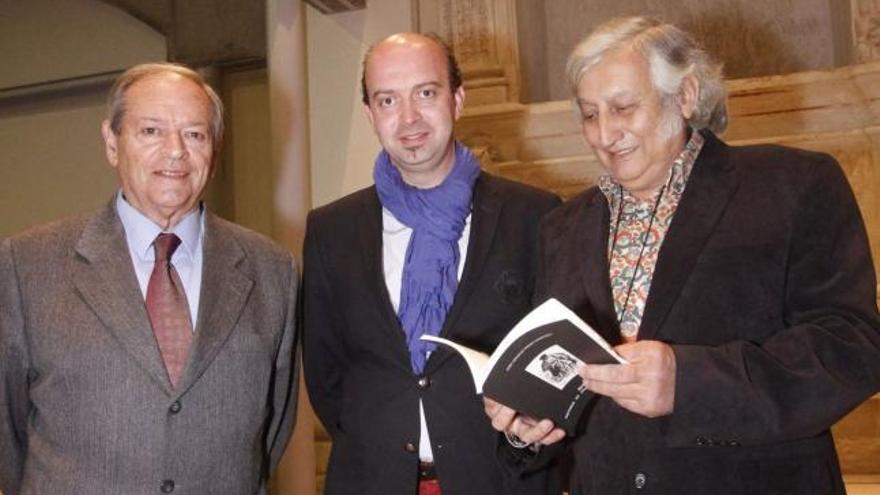 Andrés Luis Calvo, Rafael Salazar y José Ignacio Primo, quien ojea el libro que acaba de editar.