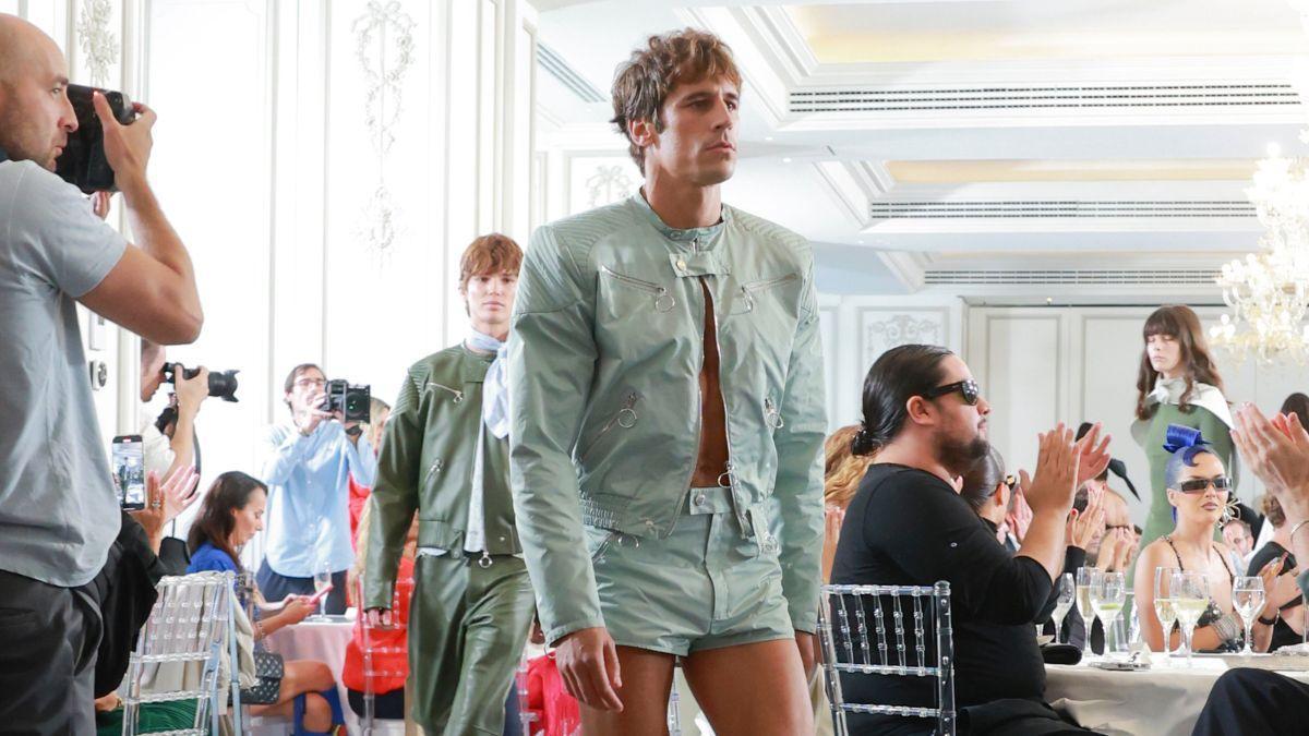 Martiño Rivas en la OFF Cibeles Madrid Fashion Week (MBFWM) llevando Palomo Spain