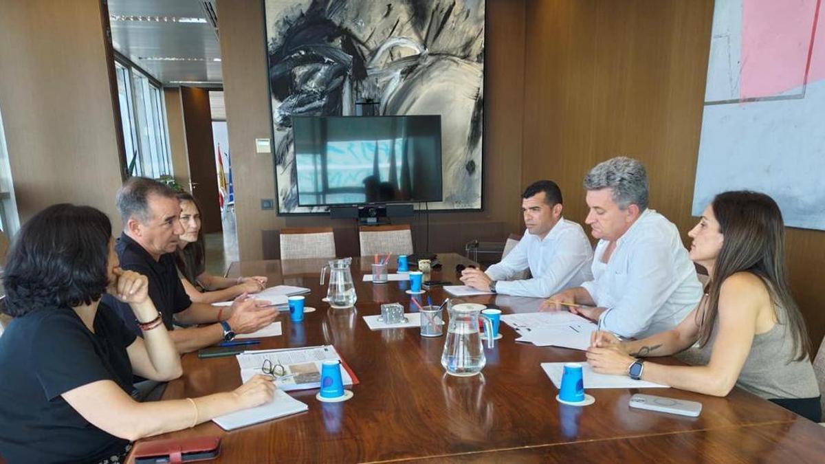Martínez Mus se reúne con el alcalde de Riba-roja, Robert Raga.