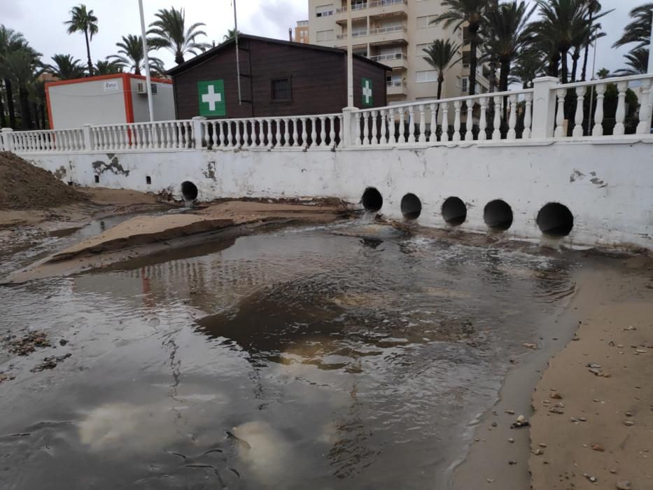 Las precipitaciones inundan la playa de Los Locos