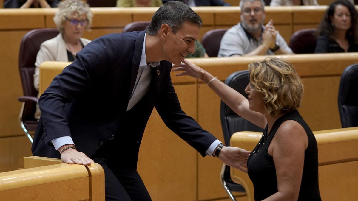 Pedro Sánchez, en el debate de este martes en el Senado, saluda a la ex presidenta andaluza, Susana Díaz.