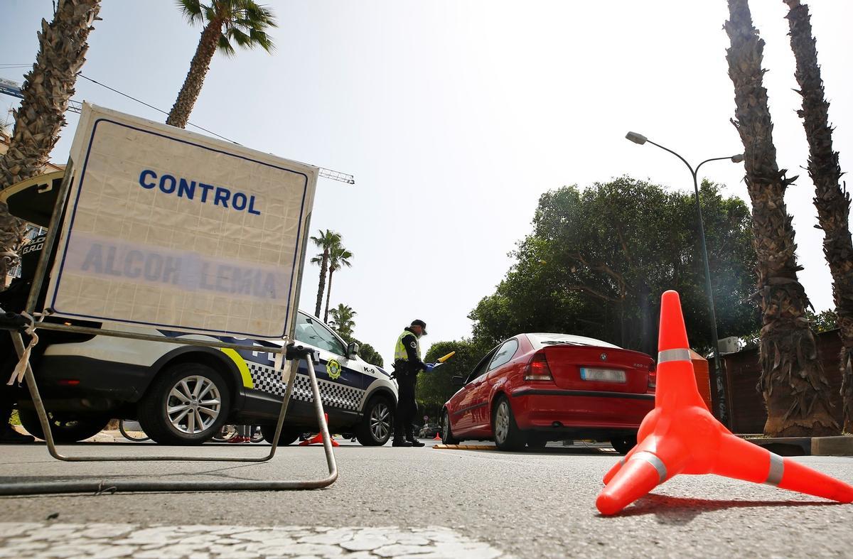 Control policial en el centro de Torrevieja, en una imagen de archivo realizada durante la pandemia