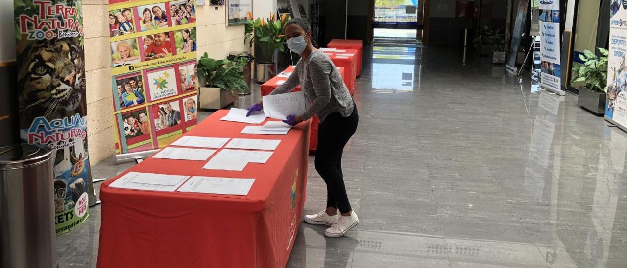 Una madre recoge el material impreso por la concejalía de educación