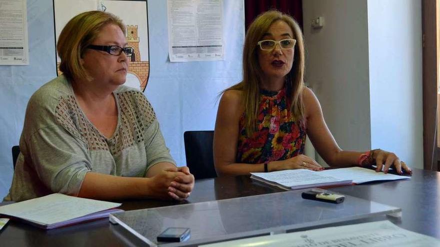 Marian Martínez (izquierda) y María José Pérez (derecha) durante la presentación de la Feria del Libro.