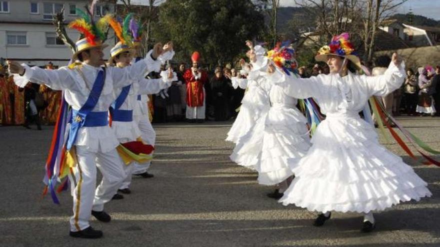 Baile de Madamas y Galáns en el carnaval de Meira del año 2013.  // Carmen Giménez