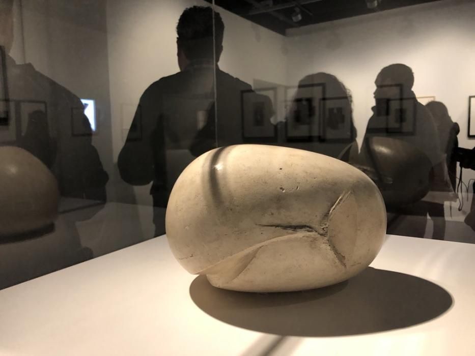 La filial malagueña del museo parisino se sumerge en la obra de Constantin Brancusi a través de un centenar de fotografías, filmaciones, esculturas y dibujos que descubren las inquietudes de un creador que caminó por delante de su tiempo