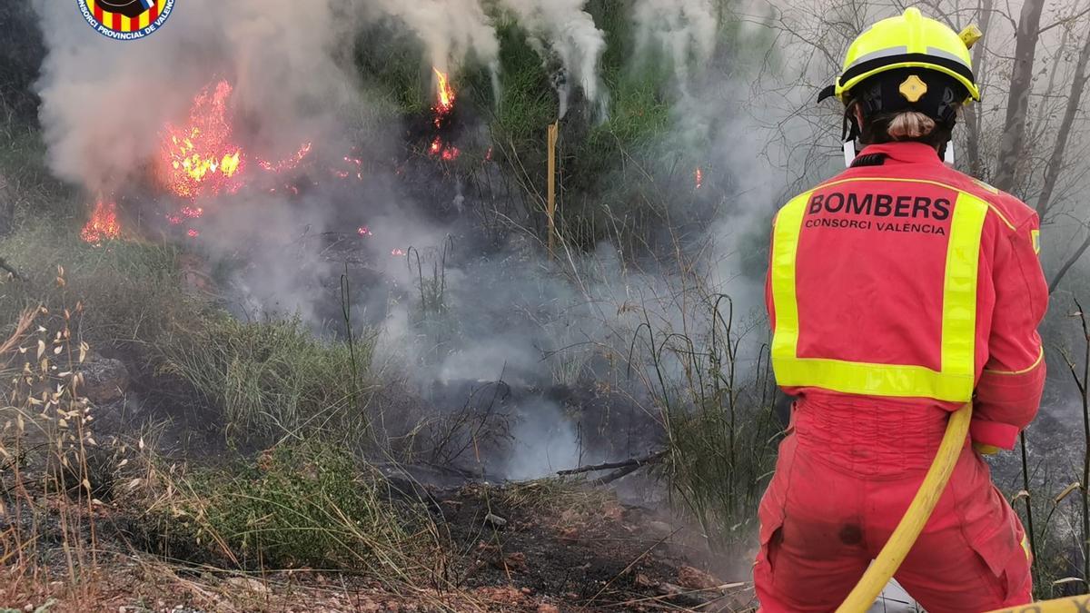 Un bombero trata de sofocar un incendio en Valencia