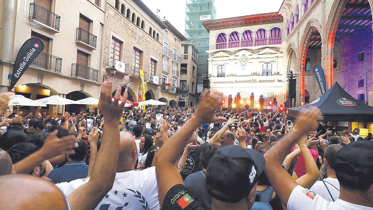 El ambiente en la plaza de España de Alcañiz fue espectacular al caer la tarde.