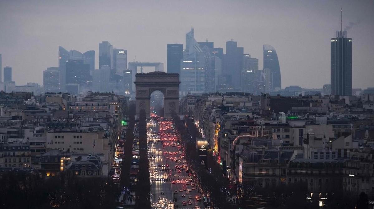 Caravana de vehículos en los Campos Elíseos de París.