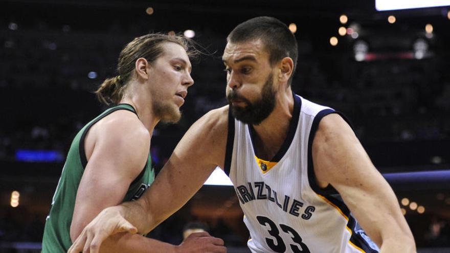 Marc Gasol contra Kelly Olynyk.