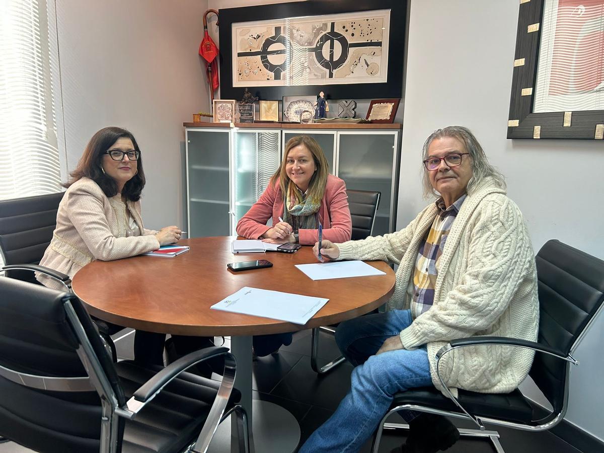 La directora territorial de Sanitat, Eva Suárez, con el vicepresidente del colegio de enfermeros de Castellón, Francisco Pareja, y la portavoz de Sanidad del Partido Popular en Les Corts, Nieves Martínez