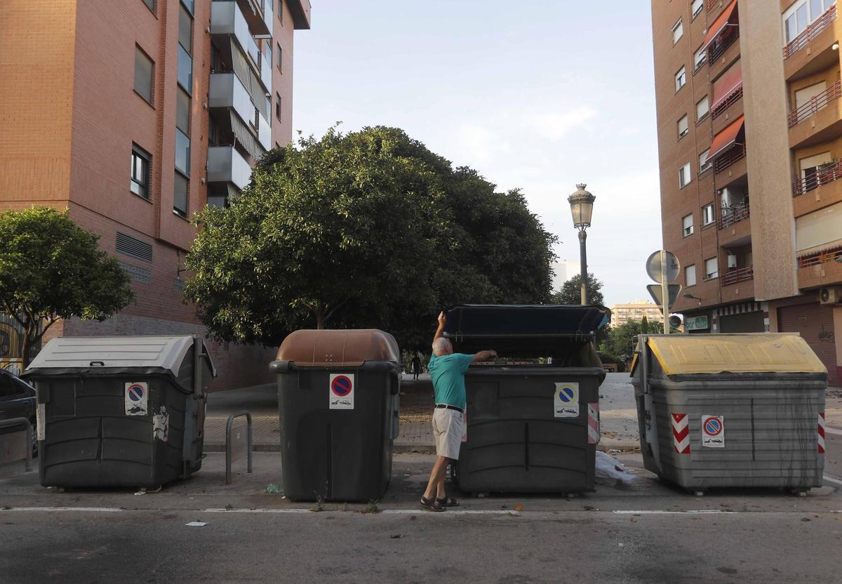 Parque de contenedores en València.