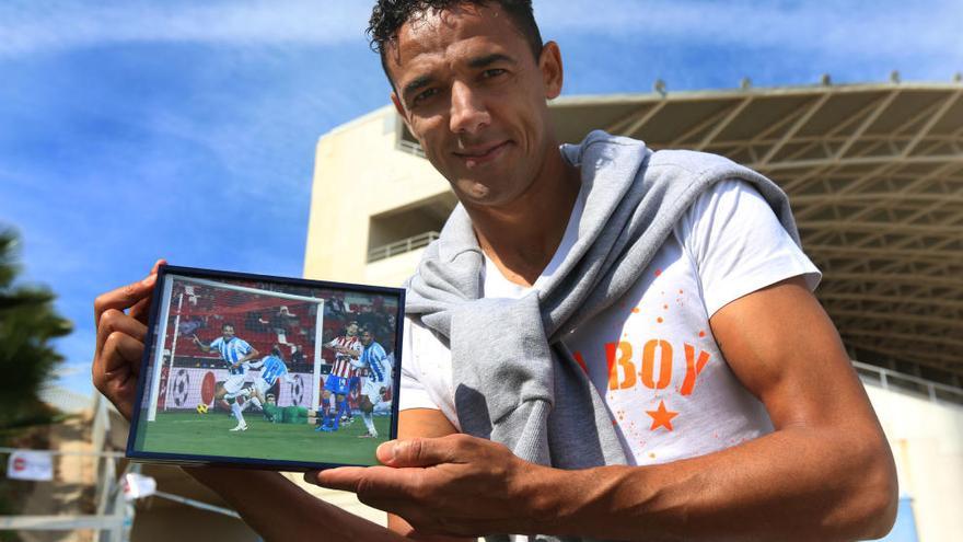Weligton posa con una imagen celebrando  uno de sus goles en El Molinón