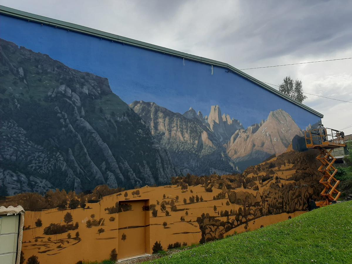 Los autores, avanzando en la ejecución del mural en Pola de Siero