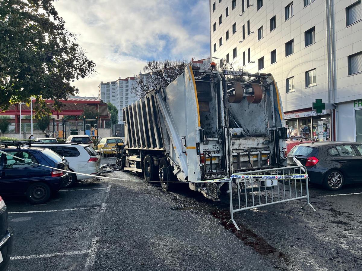 Incendio de un camión de recogida de basura en Salvador de Madariaga