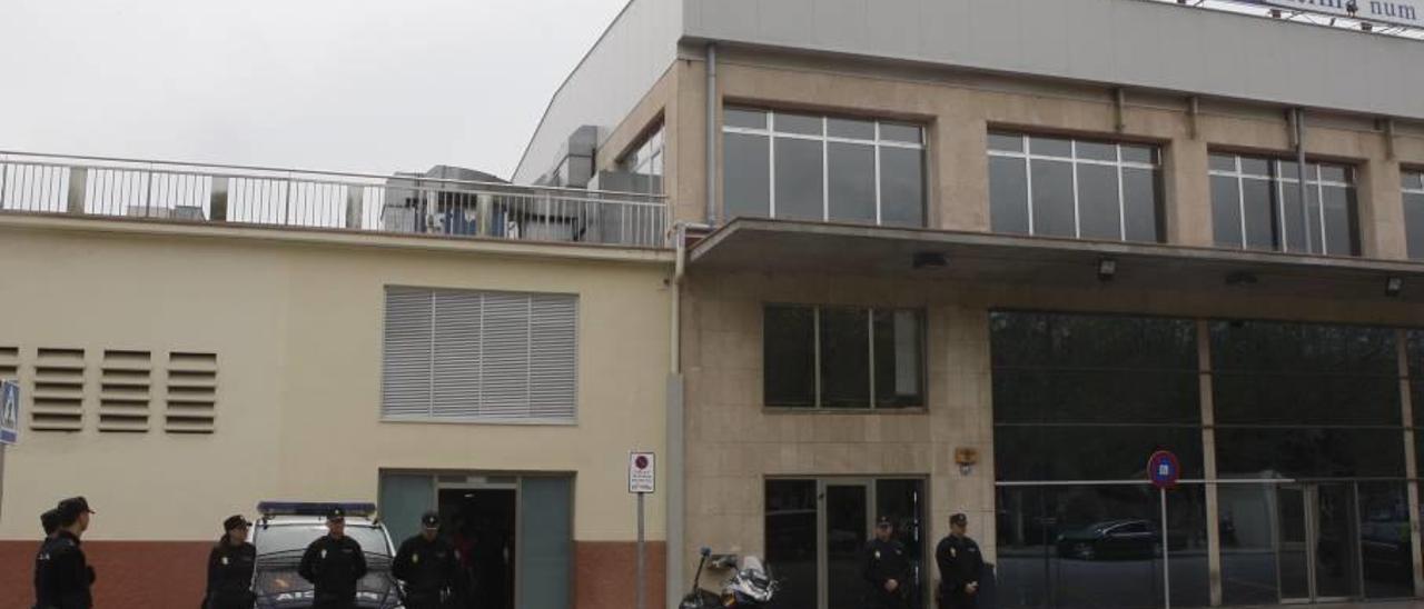 Agentes de la Policía Nacional, desplegados en el puerto de Palma.