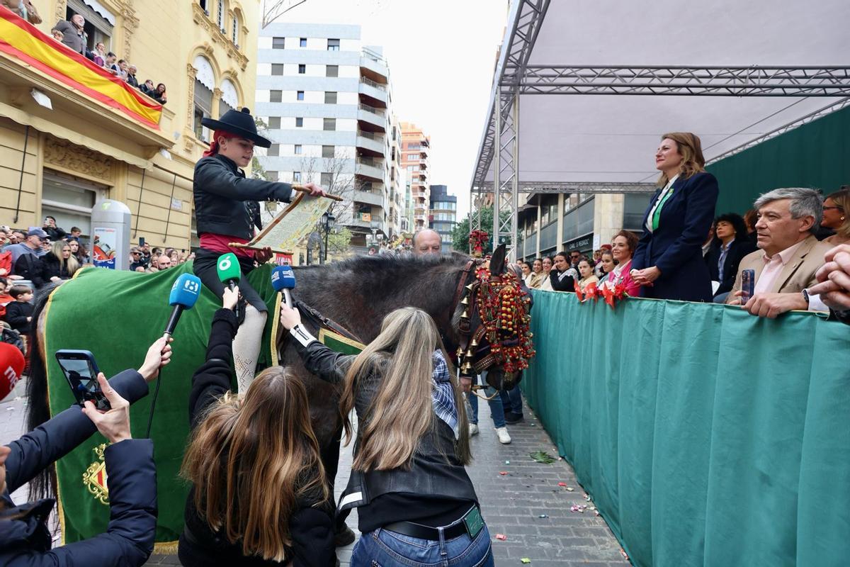 El pregonero infantil delante de la alcaldesa de Castelló