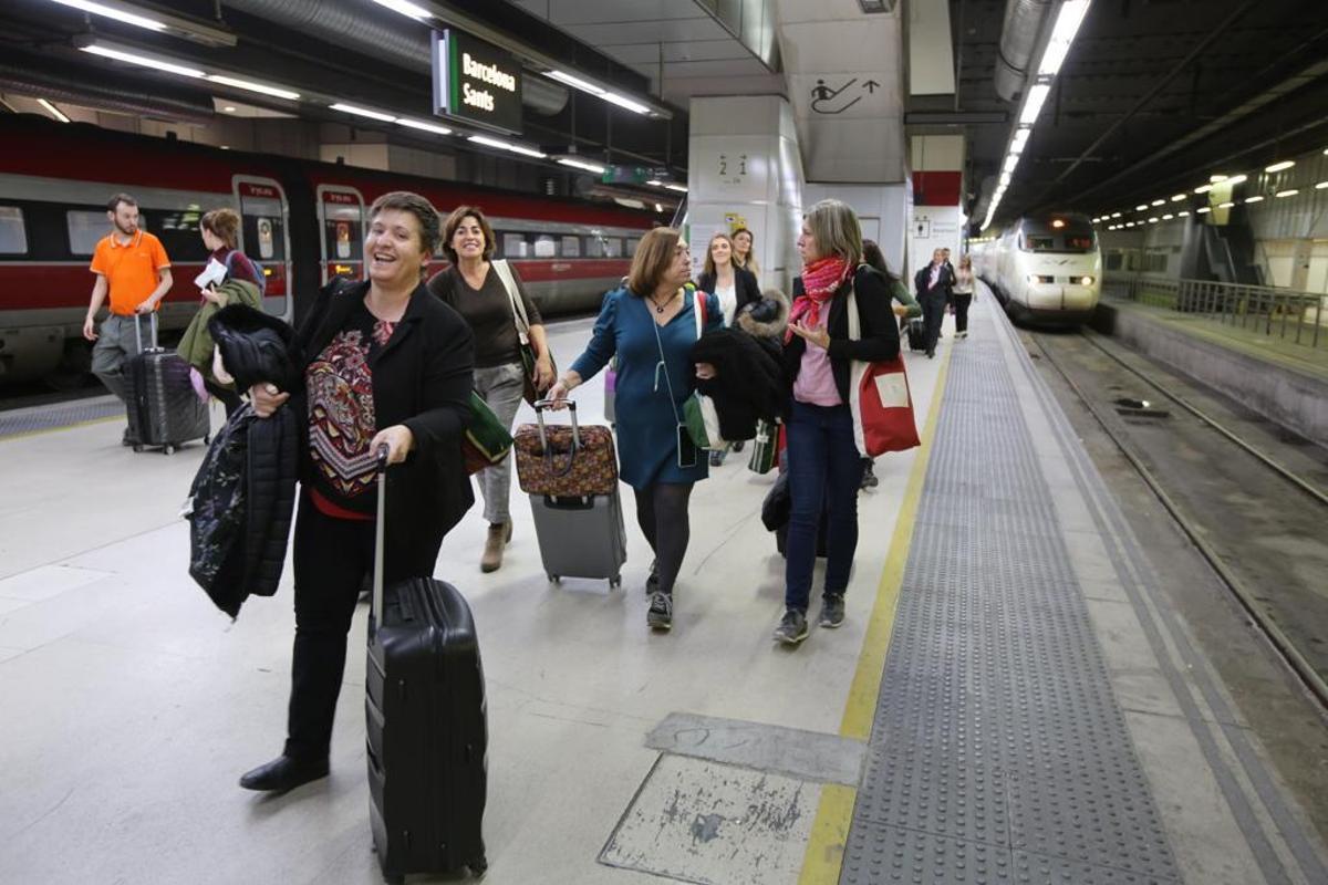 El primer 'networking' de mujeres a bordo de un tren viaja hasta Marsella: las participantes, a punto de coger el AVE en Sants.