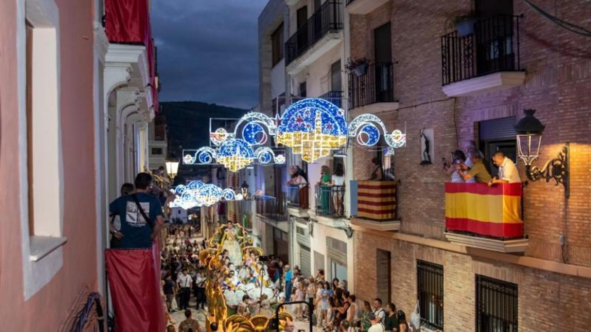 Calle Diputat Castelló de Bocairent, con los nuevos arcos ornamentales.