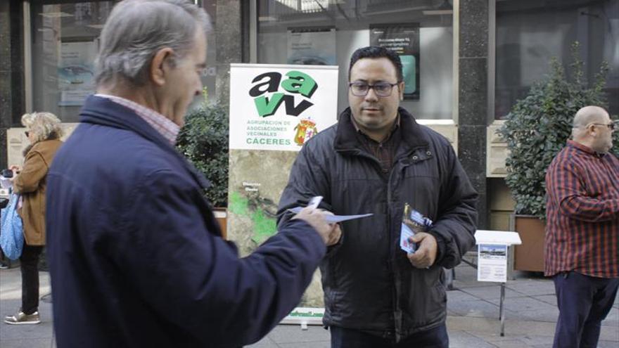 Los vecinos reparten octavillas para pedir la segunda fase del hospital