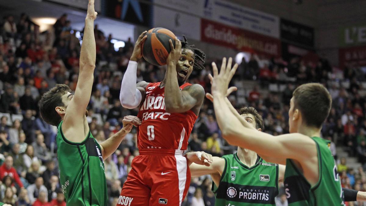 Iroegbu, en acció en el partit contra la Penya.