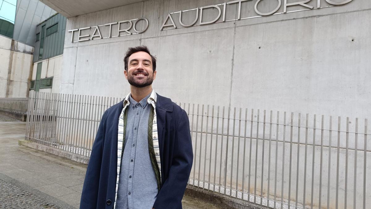 El bailarín poleso Borja Villa ante el auditorio de la Pola