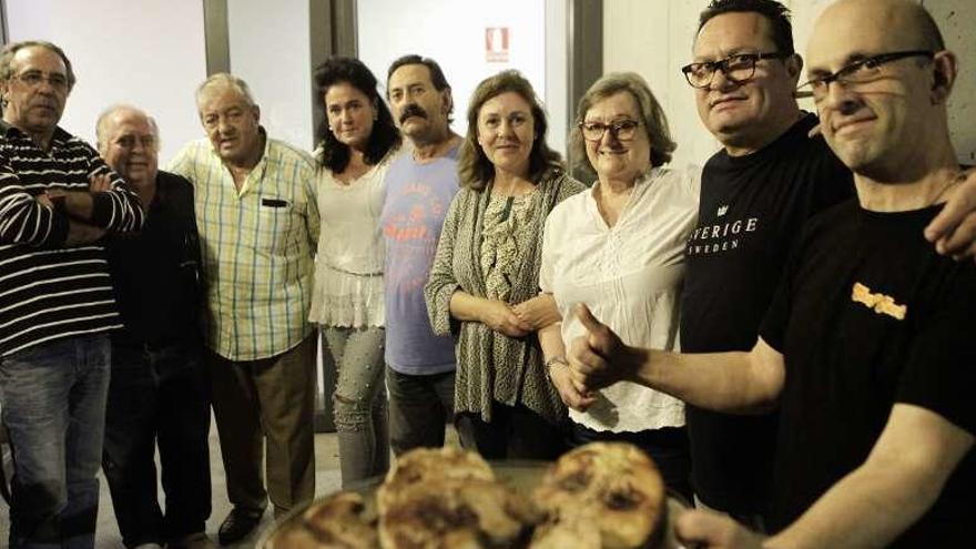 Vecinos de Jove celebran la bonitada en la nueva sede del colectivo.