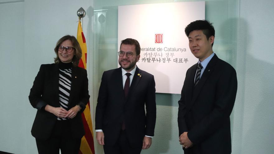 El president de la Generalitat, Pere Aragonès, amb la consellera d'Acció Exterior, Meritxell Serret, i el delegat del Govern a Corea del Sud, Jaeyeok Yoon Kang, durant la inauguració de la nova delegació