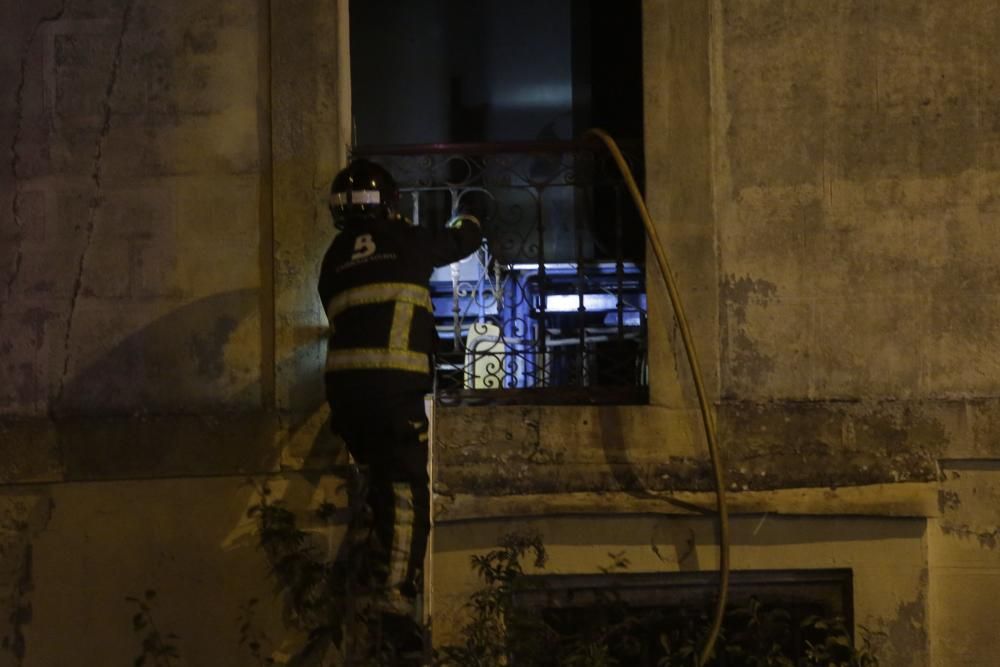 Un fuego destruye el chalé de los García Pola, uno de los tesoros indianos de Avilés.