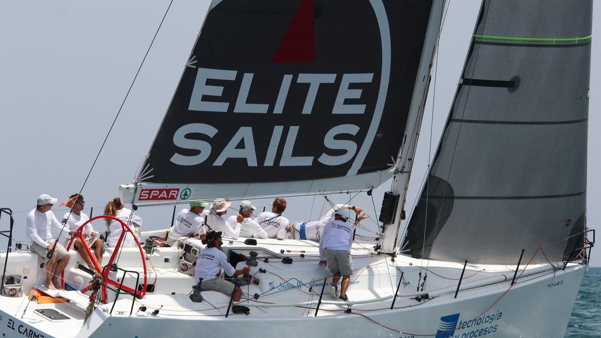 La tripulación de &#039;El Carmen&#039; maniobra durante una regata reciente.