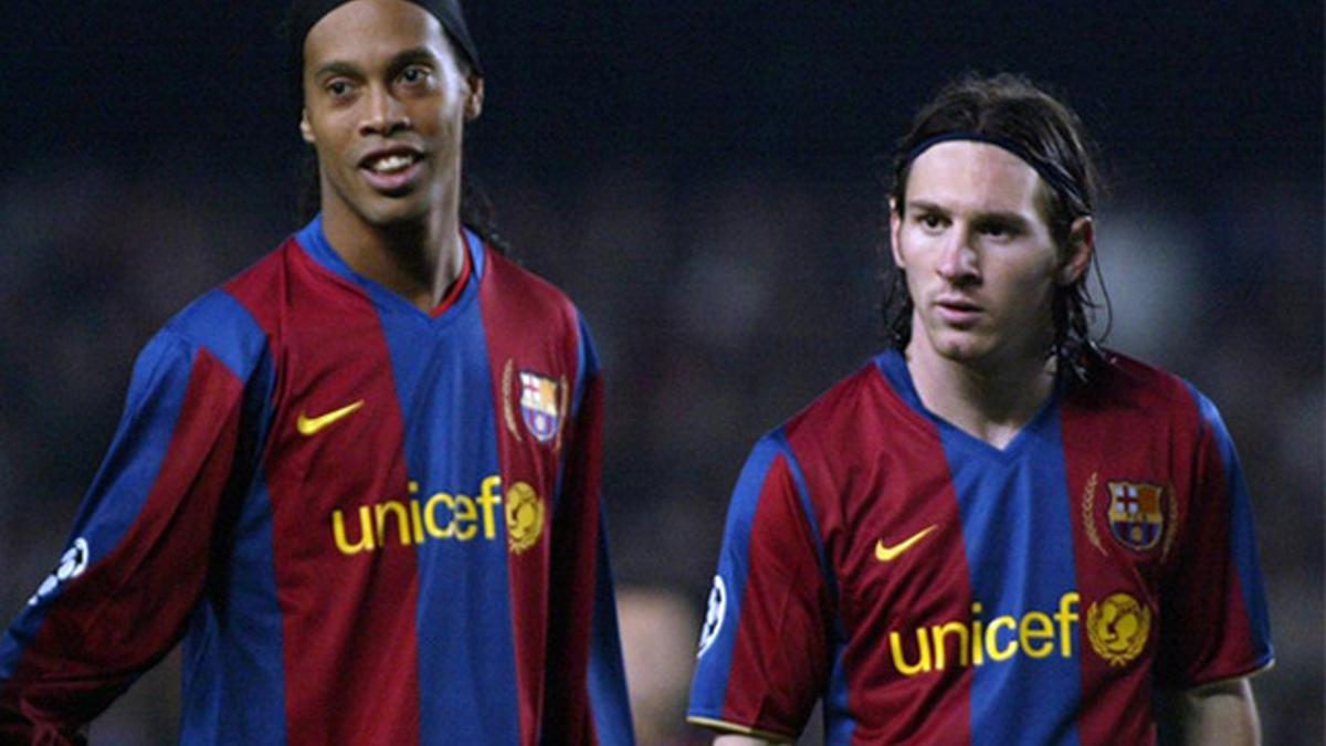 Ronaldinho, junto a Messi durante su etapa en el Barça