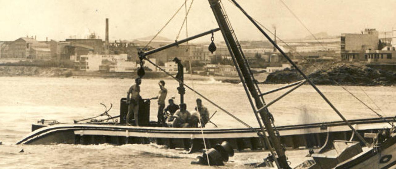 El &#039;Caramuxo&#039;, semihundido frente a la costa teldense, en febrero de 1978.