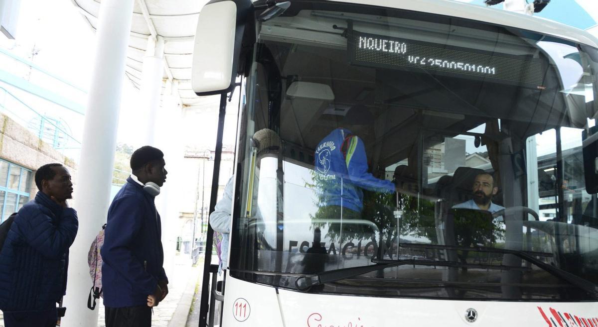 Usuarios subiendo al bus en la estación de Cangas. | FDV