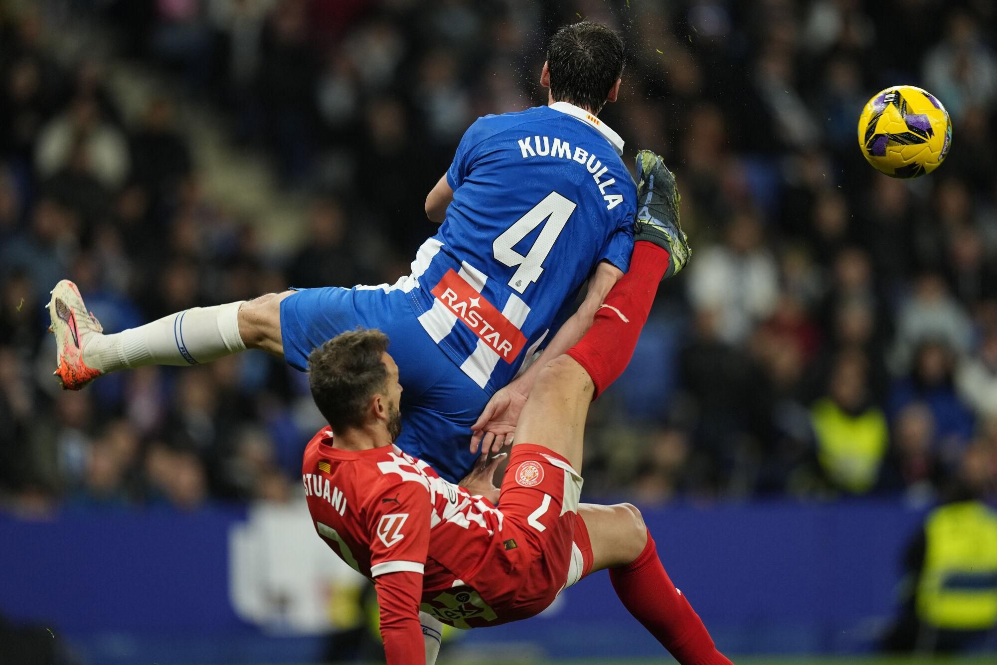 CORNELLÀ DE LLOBREGAT (BARCELONA), 10/03/2025.- El defensa del Espanyol Marash Kumbulla (d) pelea un balón con Cristhian Stuani, del Girona, durante el partido de la jornada 27 de LaLiga que RCD Espanyol y Girona FC disputan hoy lunes en el RCDE Stadium. EFE/Enric Fontcuberta