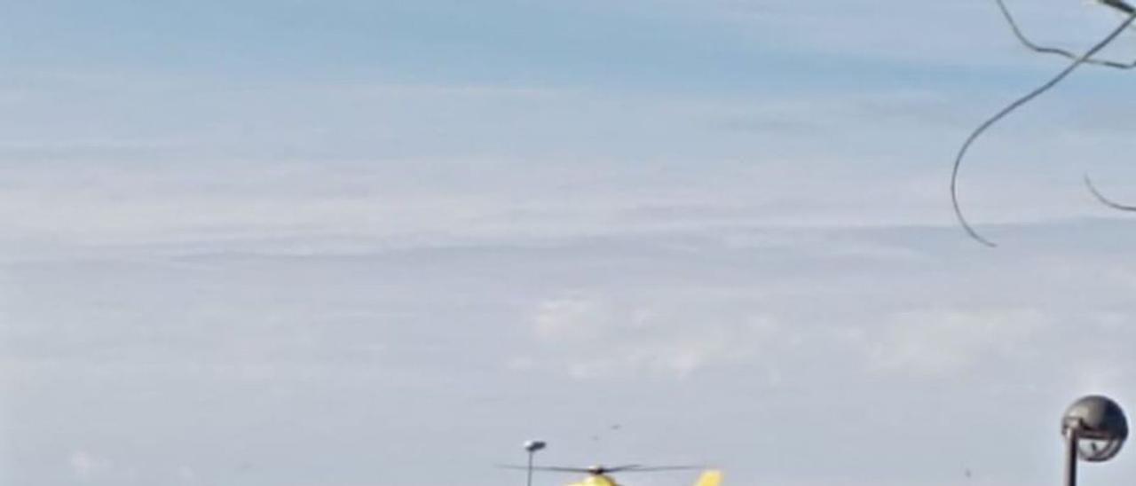 El helicóptero descendiendo ayer en Cambados a las 14.00 horas.