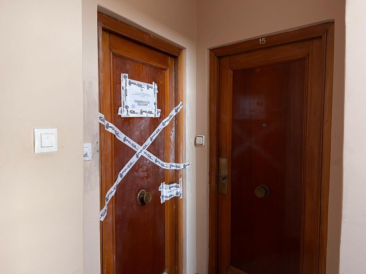 Portal de la vivienda en la que apareció el cadáver del canónigo