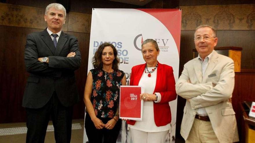 Santiago Lago, Susana Lama, Teresa Pedrosa y Albino Prada, en la presentación del informe. // M.R. Arias