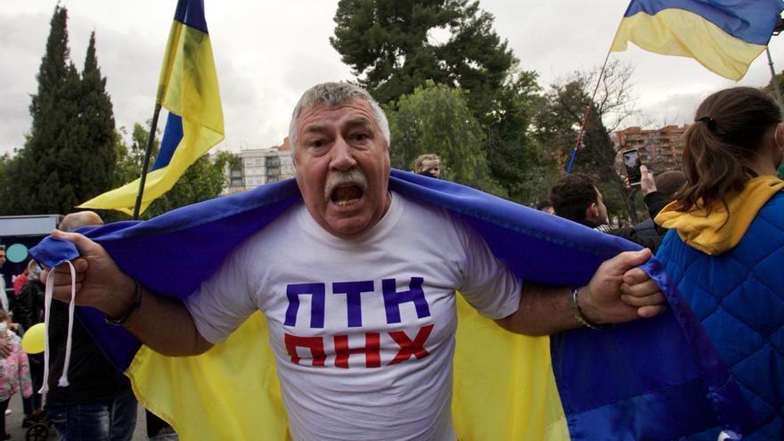 Medio millar de ucranianos gritan &quot;no queremos guerra&quot; por las calles de Murcia