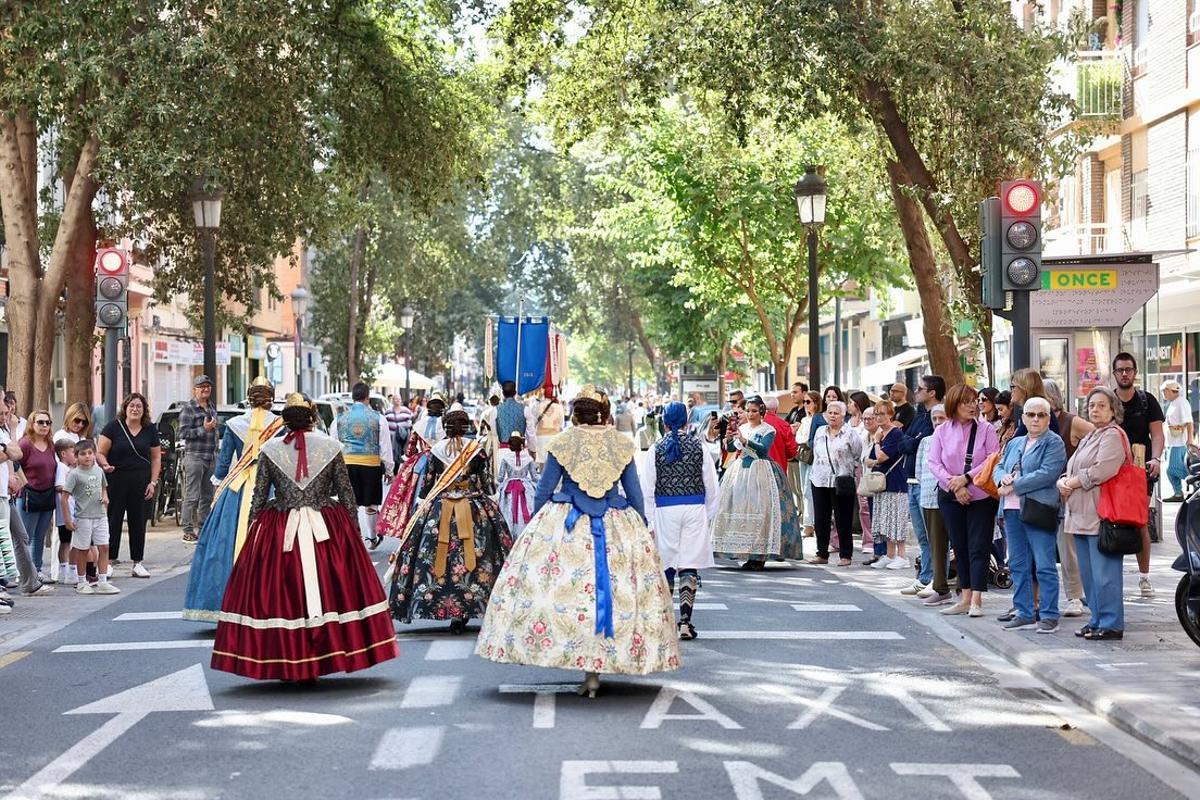 Las comisiones discurren por las calles del Marítim