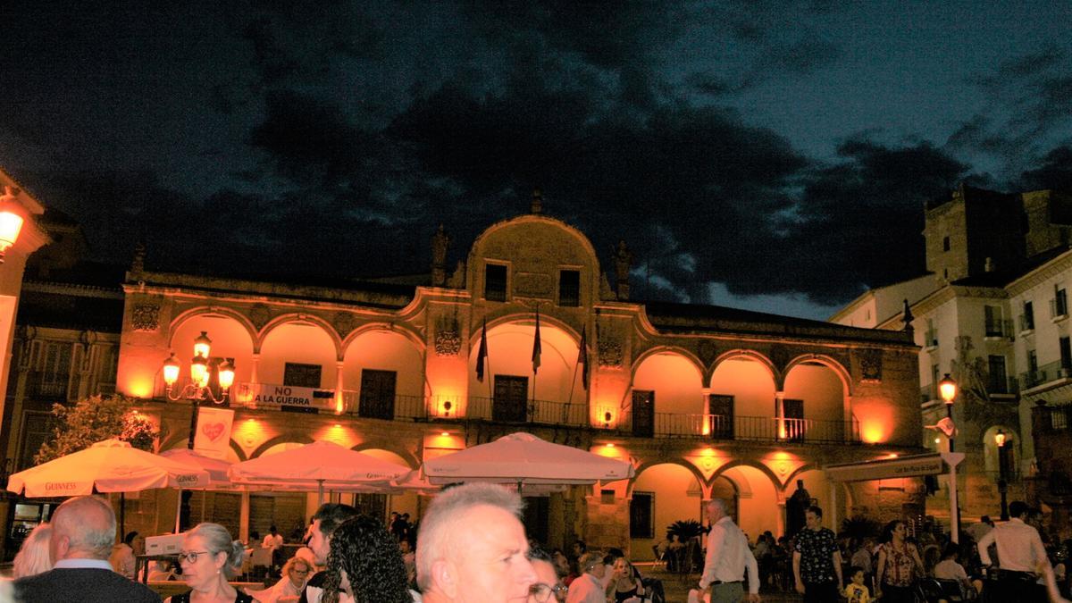 La fachada principal de la Casa Consistorial iluminada el pasado sábado con motivo de la Noche de los Museos.