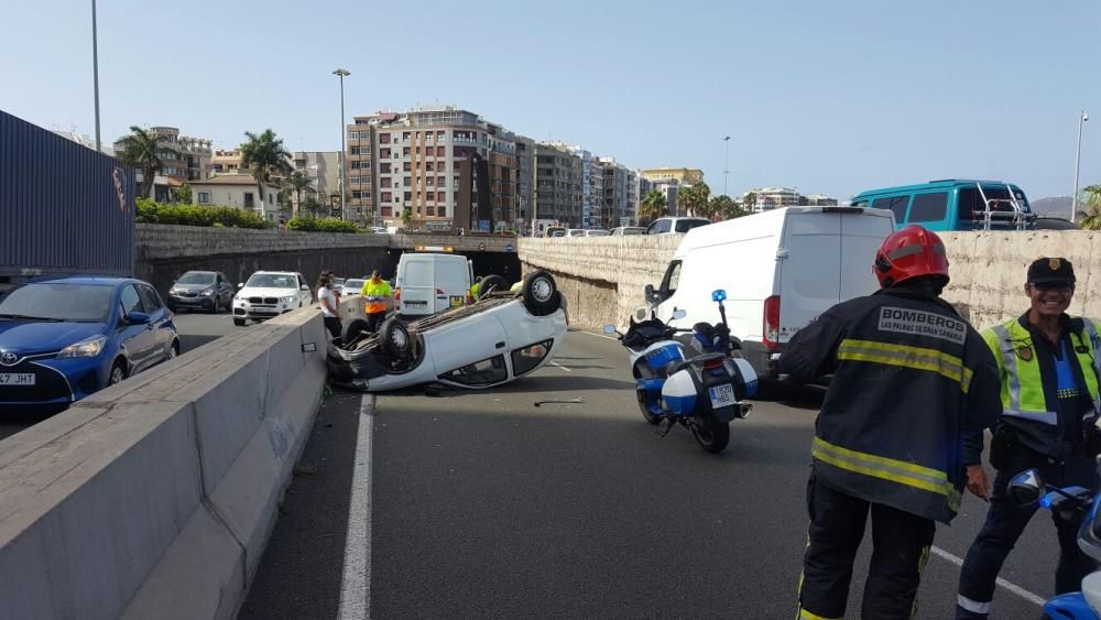 Dos vuelcos bloquean la Avenida Marítima