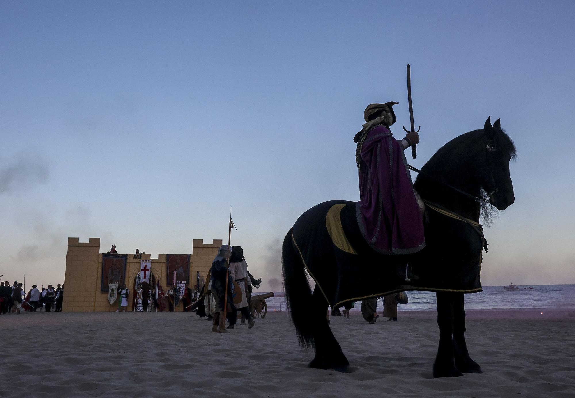 Representación de una batalla medieval en la playa del Postiguet de Alicante