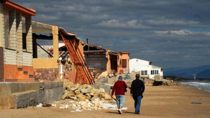 La playa de Babilonia, en Guardamar del Segura, se ha convertido en uno de los ejemplos vivos de lo que supone la Ley de Costas: antiguas concesiones sin solución.