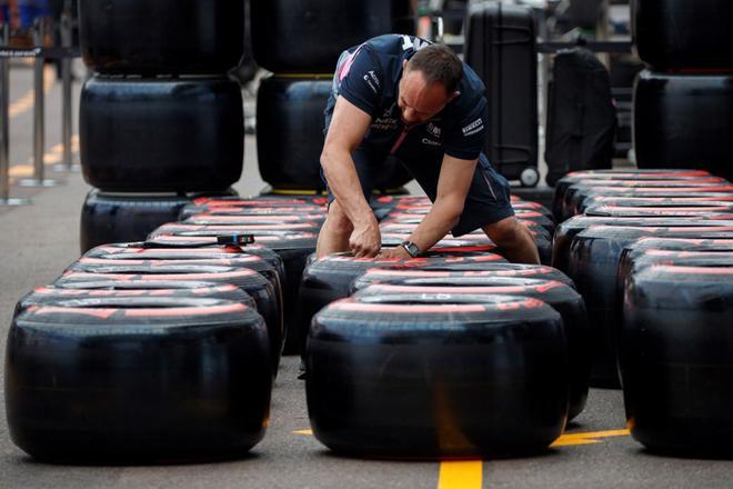 Un mecánico de la escudería Racing Point prepara unos neumáticos en el circuito de Monte Carlo, este miércoles, Mónaco.