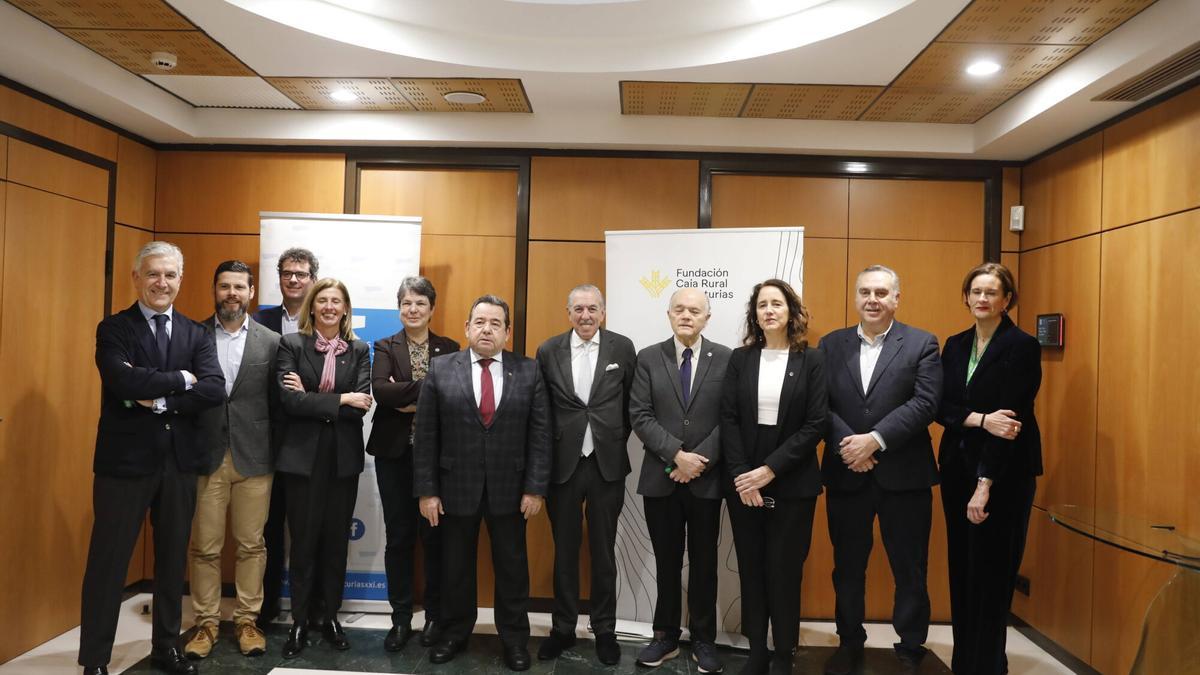 Por la izquierda, Carlos Ranera, Bruno López, Ramón Rubio, Eva Pando (directora de la Fundación Caja Rural), Susana Luque, Fernando Martínez, Eduardo Sánchez, Alfonso López (vicerrector de Estudiantes de la Universidad de Oviedo), Reyes Ceñal (directora de Compromiso Asturias XXI), Dimas García y Carmen Coto.