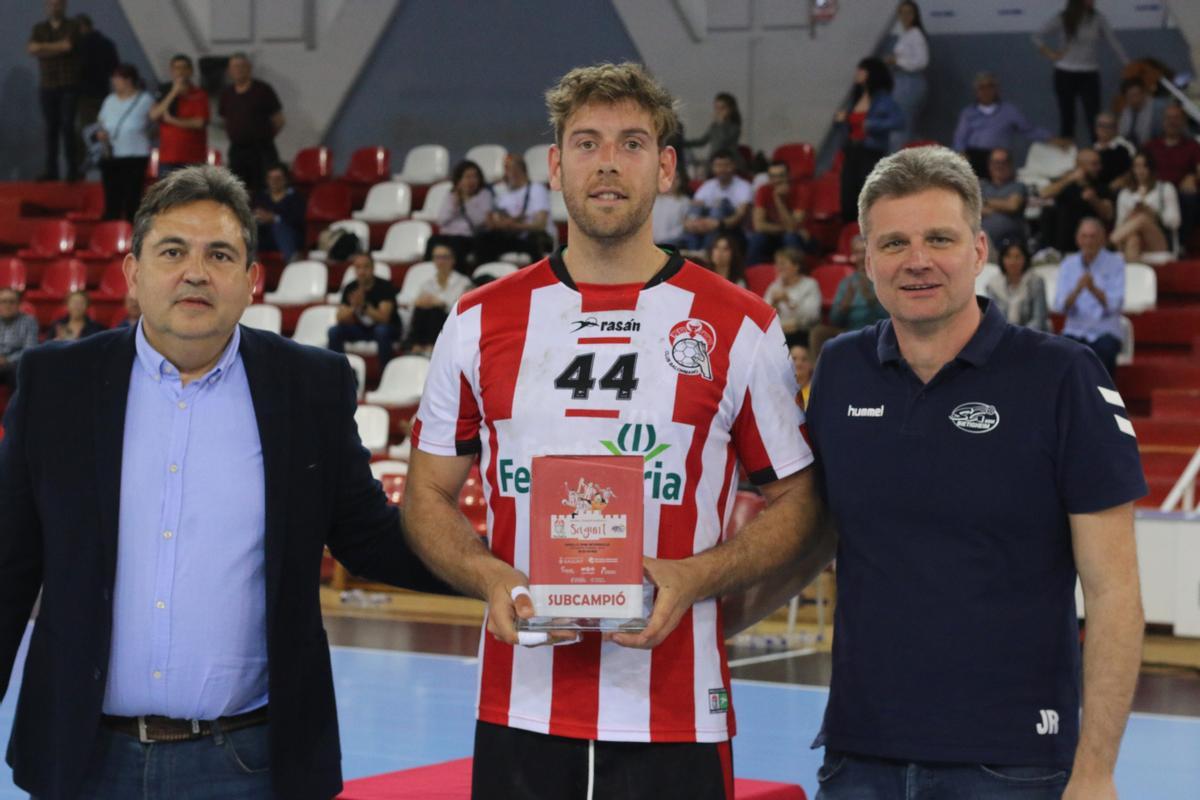 Momento de la entrega del trofeo de subcampeón al Fertiberia Puerto Sagunto