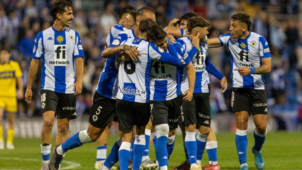 Los futbolistas celebran durante el partido ante el Alcorcón.